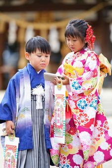 千歳飴を手に仲良く過ごす姉弟の姿 千歳飴を手に仲良く過ごす姉弟の姿 七五三,お参り,七五三参りの写真素材