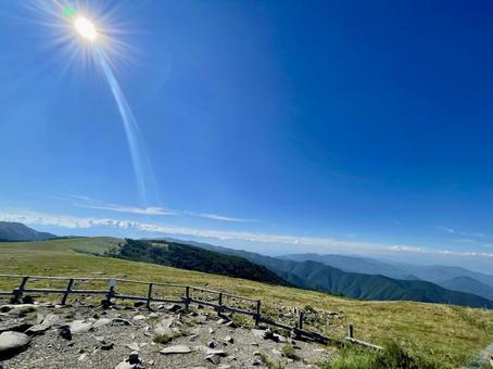 夏の美ヶ原、遠くの山々と輝く太陽 夏の美ヶ原、遠くの山々と輝く太陽 長野県,美ヶ原高原,夏の写真素材