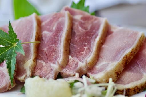 おいしそうな鶏肉のたたき おいしそうな鶏肉のたたきの写真