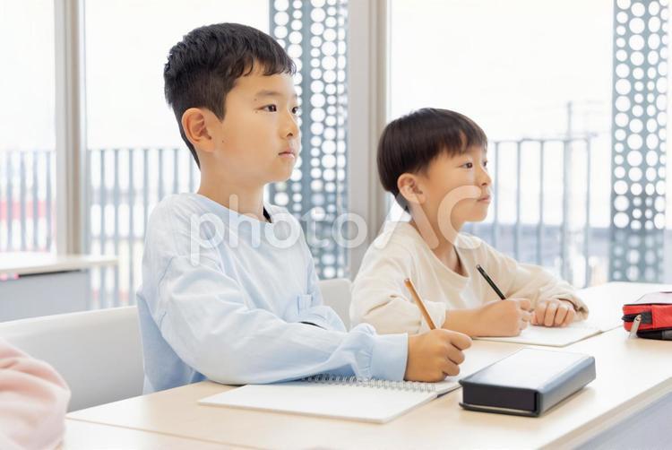 学習塾で勉強する小学生 小学生,塾,男性の写真素材