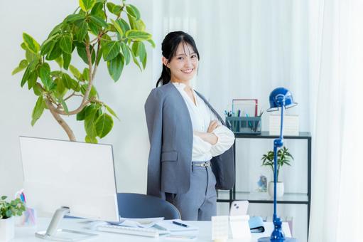 オフィスで働くビジネスウーマン オフィスカジュアル,クリエイティブオフィス,エンジニアの写真素材