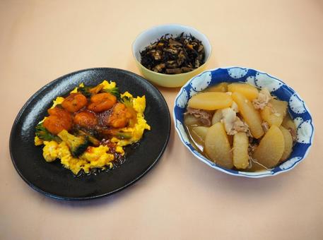 自家製・海老チリ&豚バラ大根&ひじき煮 自家製・海老チリ&豚バラ大根&ひじき煮 海老チリ,ふわとろ卵,豚バラ大根の写真素材