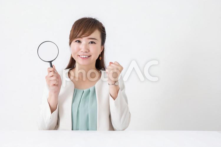 ルーペを持つビジネスウーマン 検索,探す,女性の写真素材