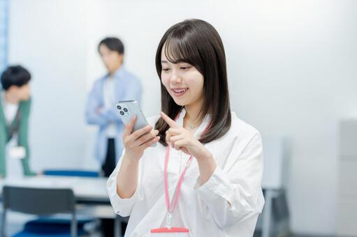 オフィスでスマホを持つビジネスウーマン スマホ,笑顔,ビジネスウーマンの写真素材