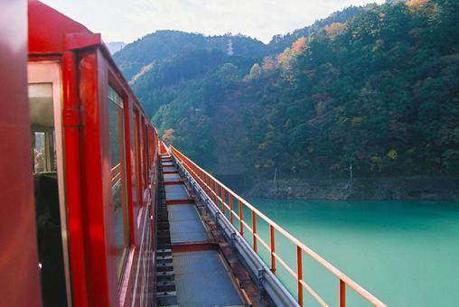 奥大井湖上駅　車窓から2 奥大井湖上駅,車窓からの風景,エメラルドグリーンの湖の写真素材