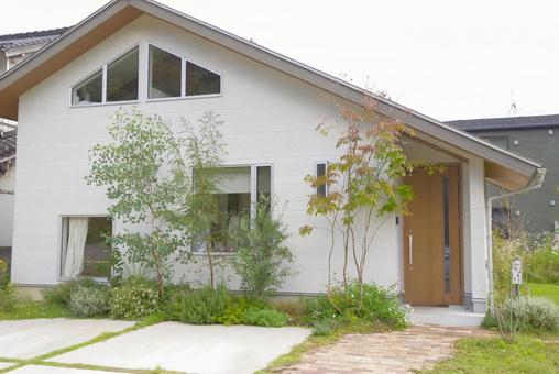 植栽が美しい新築住宅の外観 住宅,家,一軒家の写真素材