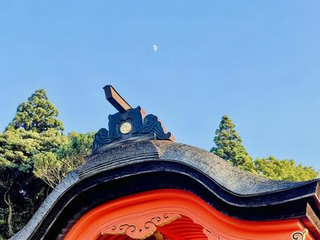 昼の月 昼の月 木,山,高良大社の写真素材