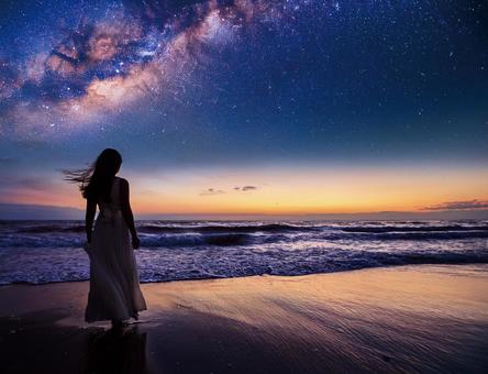 星空と海と女性のシルエット 星空と海と女性のシルエットの写真