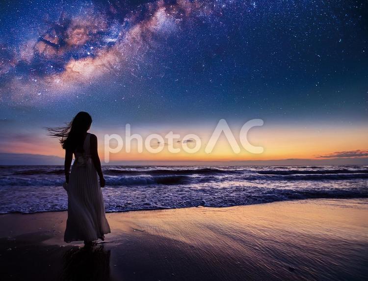 星空と海と女性のシルエット 星空,女性,シルエットの写真素材