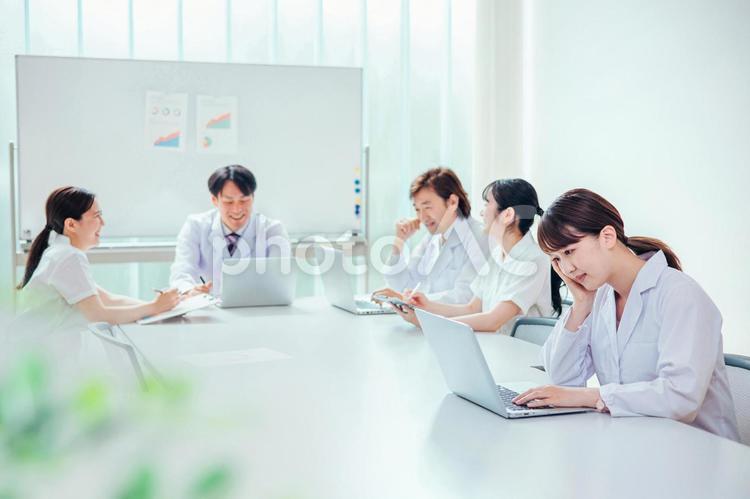 悩む白衣を着た女性（困る・過労） 医療,悩む,医者の写真素材