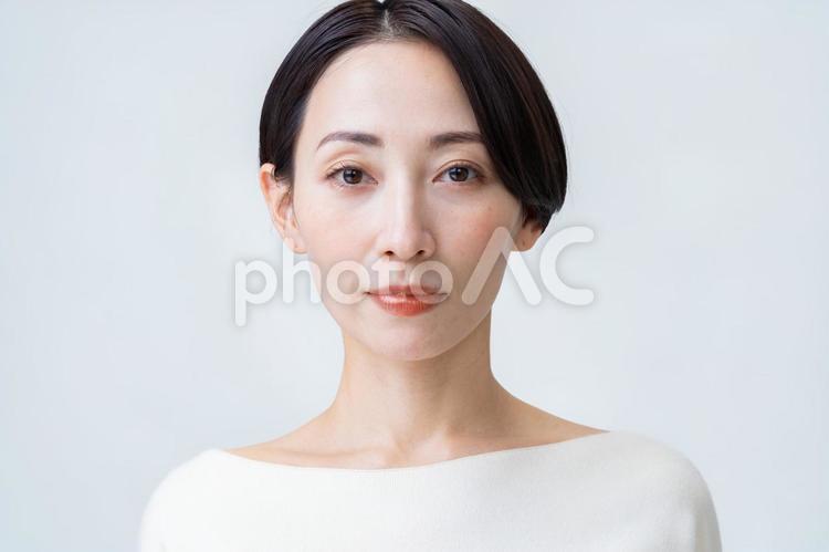 真剣な表情でカメラ目線の女性 ビューティー,女性,保湿の写真素材