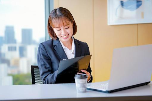 仕事をする若いビジネスウーマン ビジネス,女性,スーツの写真素材