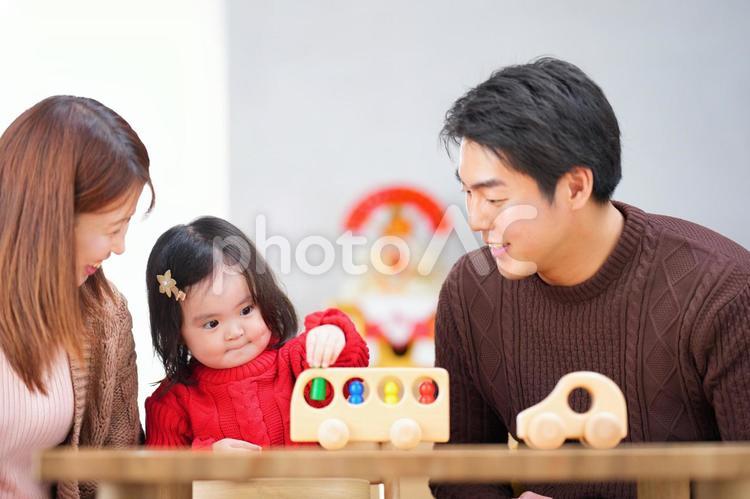 バスの木のおもちゃで遊ぶ女の子と家族 家族,女性,男性の写真素材