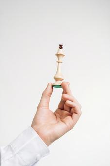 チェスの駒を持つ男性の手(白背景) チェスの駒を持つ男性の手(白背景) チェス,男性,30代の写真素材