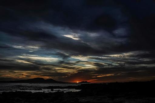 <Goto scenery> Coastal scenery at dawn in summer, landscape, sea, breaking dawn, JPG