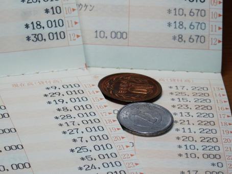 小銭と２つの通帳 通帳,口座,残高の写真素材