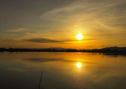 冬の湖面に映る朝日 朝日,朝焼け,輝きの写真素材