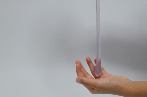 手に受け止められるスライム スライム,手,流れるの写真素材