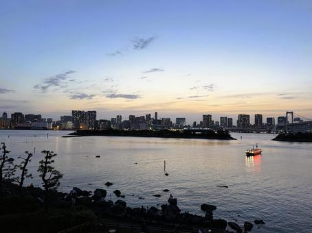 夕暮れのお台場から見た東京の景色 夕暮れのお台場から見た東京の景色の写真