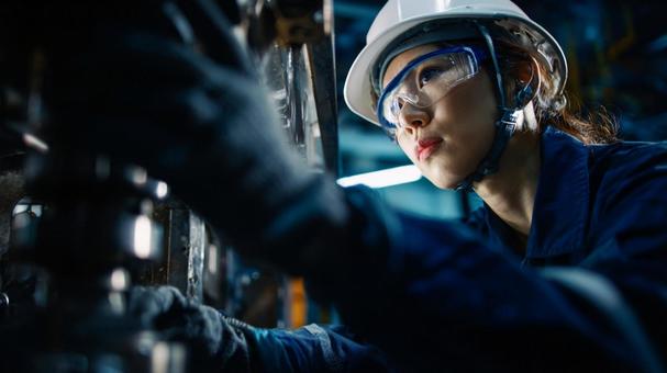 工場で作業する女性 工場で作業する女性の写真
