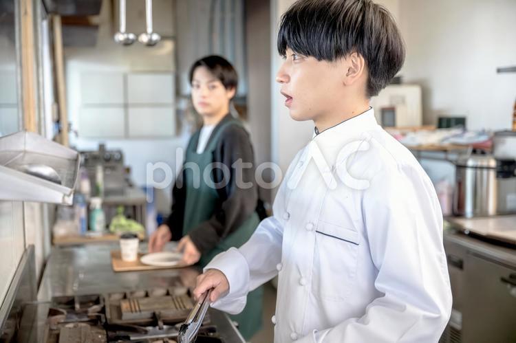 料理するシェフ シェフ,料理人,厨房の写真素材