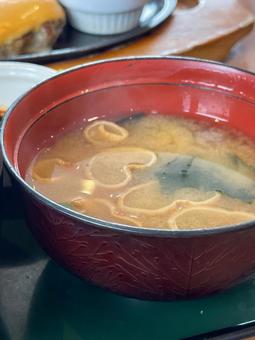チーズハンバーグの鉄板焼き定食の味噌汁 チーズハンバーグの鉄板焼き定食の味噌汁の写真