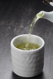 熱い緑茶を注ぐ 熱い緑茶を注ぐ 緑茶,注ぐ,熱いの写真素材