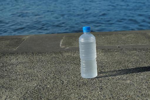 河原と水のペットボトル 河原と水のペットボトル 水,空,手の写真素材