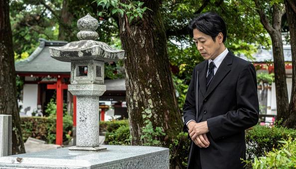 お葬式・葬儀に来た喪服の日本人男性 お葬式・葬儀に来た喪服の日本人男性の写真