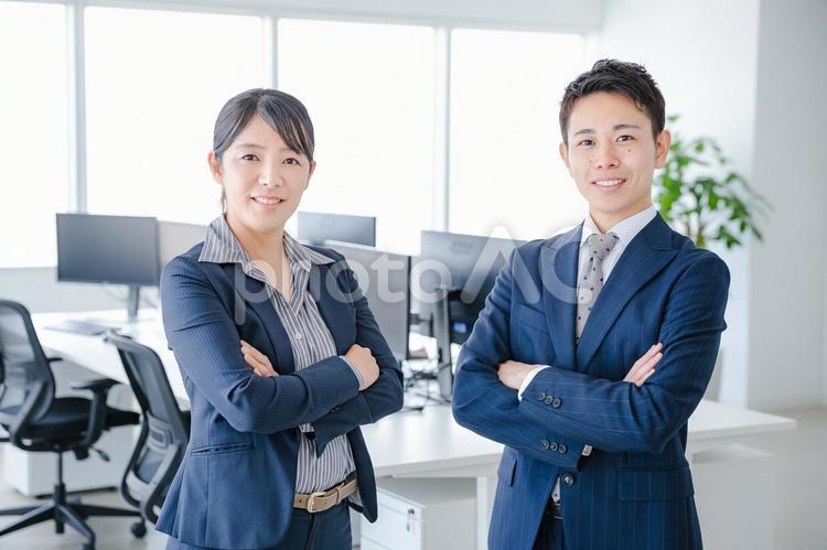 腕を組むビジネスウーマンとビジネスマン ビジネスマン,ビジネスウーマン,会社員の写真素材