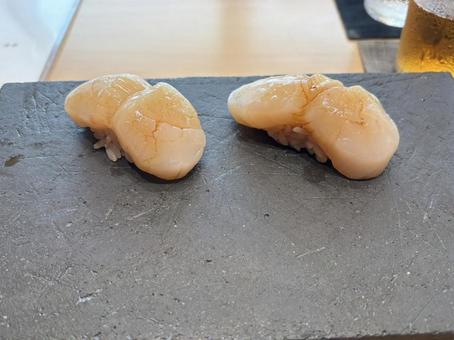 口の中でとろける！肉厚ホタテの握りの写真