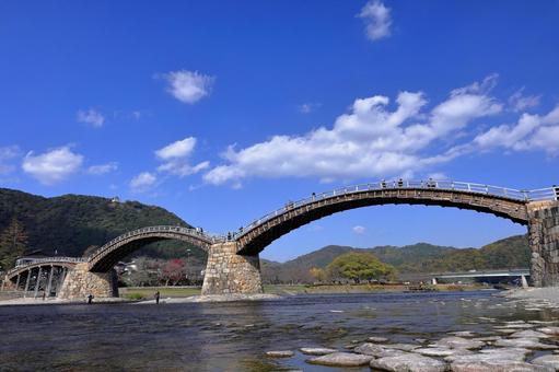 秋晴れの錦帯橋 秋晴れの錦帯橋の写真