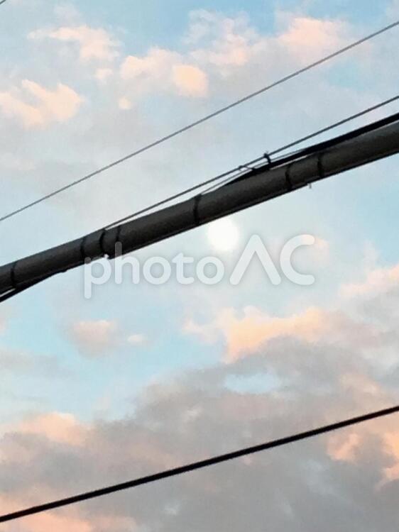 夕暮れと電線 パワー,ビル,交通機関の写真素材