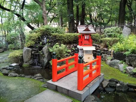 祠と緑のある景色 祠,和,和風の写真素材