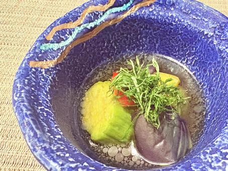 青いお皿に盛られた茄子の煮浸し 青いお皿に盛られた茄子の煮浸しの写真