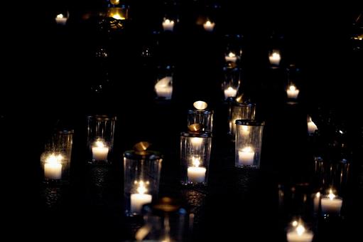 暗闇に揺らめくキャンドルの光 キャンドル,ろうそく,灯りの写真素材