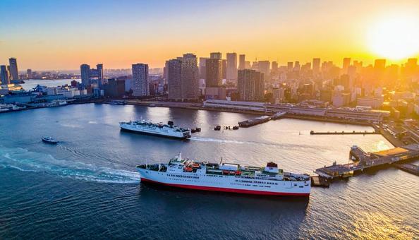 港フェリーターミナルに停泊したフェリーの写真