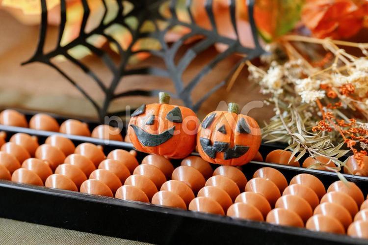 ハロウィンの飾りとそろばん ハロウィン,秋,そろばんの写真素材