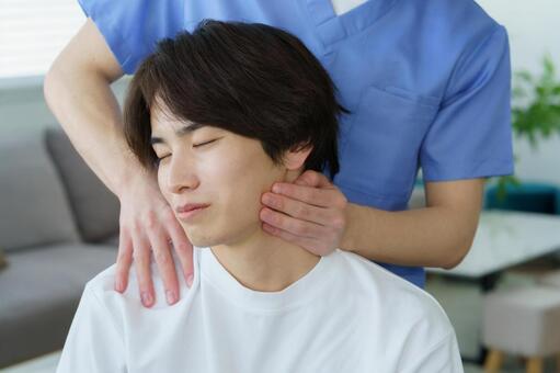 首の施術を受ける若い男性の顔のアップ 整体師,ストレッチ,揉むの写真素材