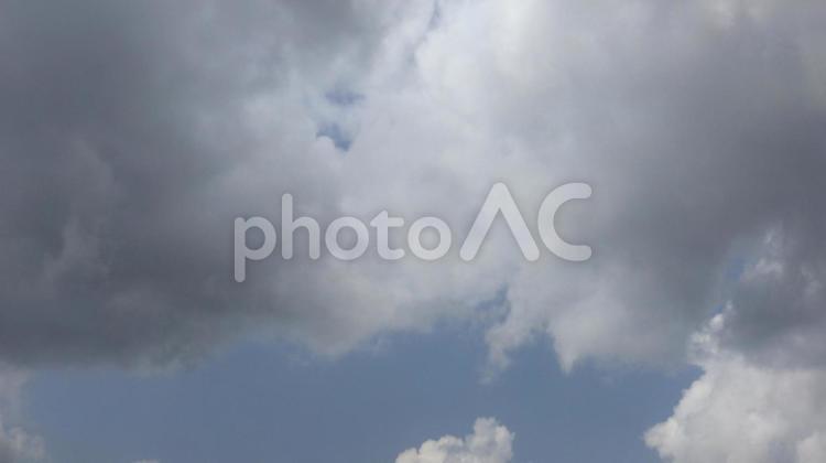 晴れに日に厚い雲が広がるイメージ 青空,空,雲の写真素材