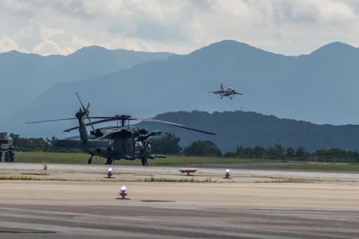飛行する航空機と芦屋航空祭の景観 飛行機,航空機,旅客機の写真素材