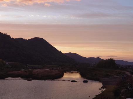夜明けの空、朝を迎える川 川,夜明け,山の写真素材