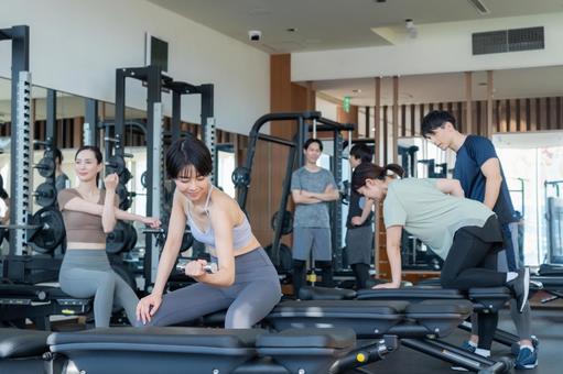 スポーツジムでトレーニングをする若い男女 スポーツジム,フィットネス,ダイエットの写真素材