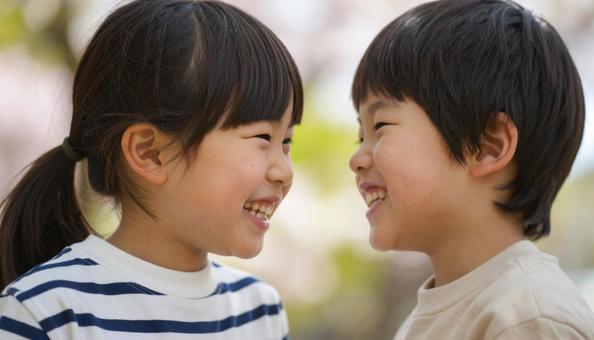 おしゃべりする男の子と女の子 おしゃべりする男の子と女の子の写真