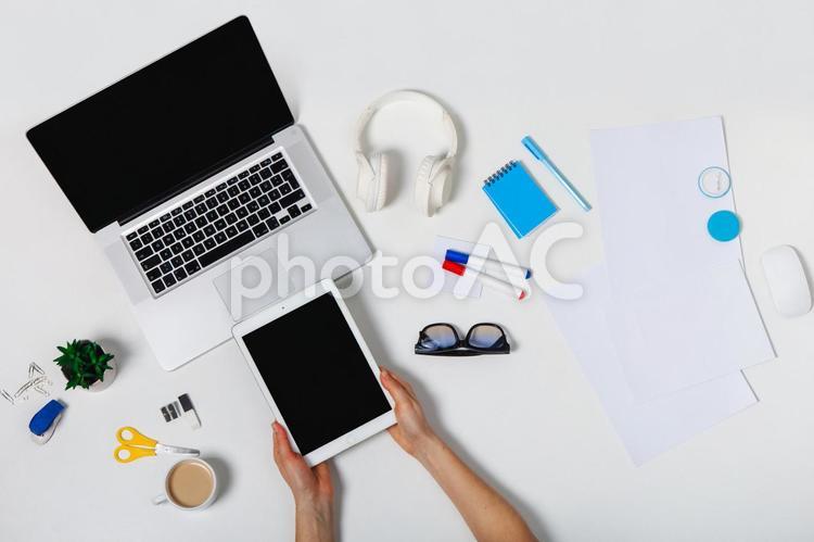 両手でタブレットを持つ人の手 デスクワーク,タブレット,持つの写真素材