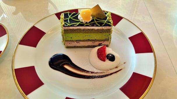 美しい皿盛りの抹茶ムースケーキ 抹茶ムースケーキ,皿盛り,美景の写真素材