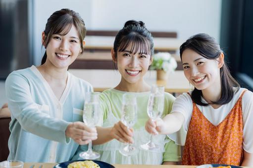 女子会で乾杯する若い女性 女子会で乾杯する若い女性 乾杯,女子会,女性の写真素材