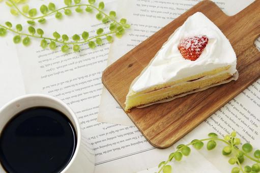 苺とコーヒーのケーキセット 苺とコーヒーのケーキセット ケーキ,苺,コーヒーの写真素材