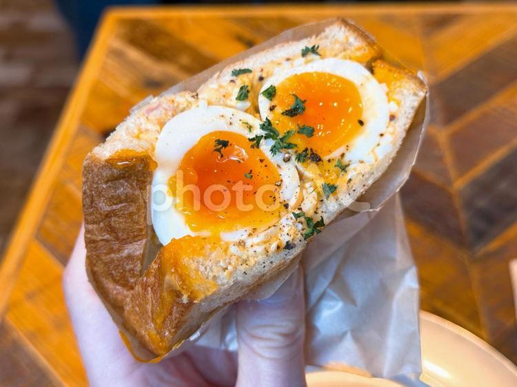 ランチタイムセットのエッグサンド 壁紙,ダイニングテーブル,断面の写真素材