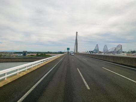 大型トラックから見える伊勢湾岸自動車道 大型トラックから見える伊勢湾岸自動車道の写真